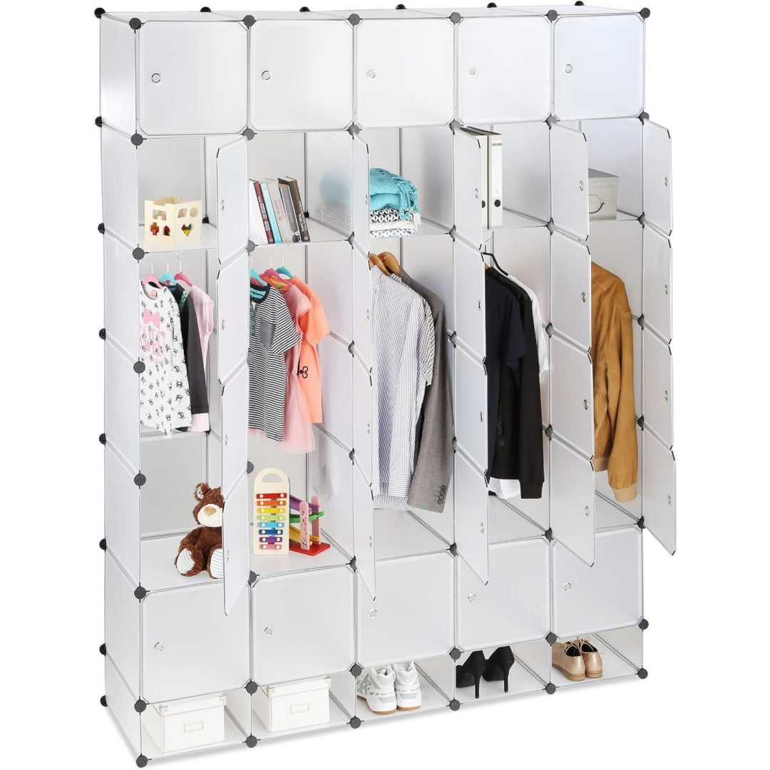 Penderie gris clair en chene, style contemporain, rangement spacieux